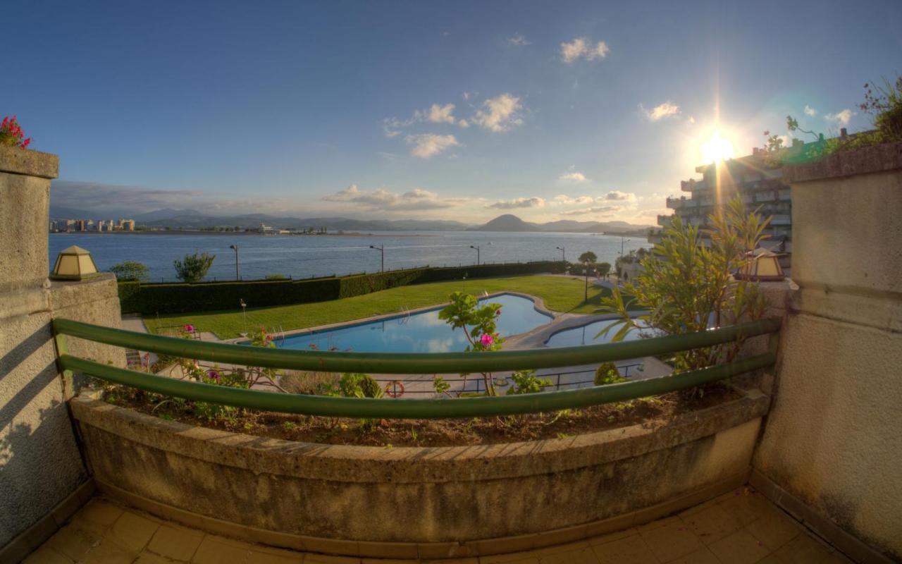 Vistamar. Primera Linea. Bahia De Santona Apartment Bagian luar foto