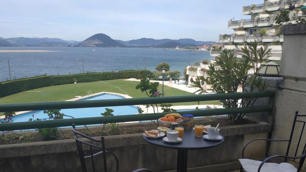Vistamar. Primera Linea. Bahia De Santona Apartment Bagian luar foto